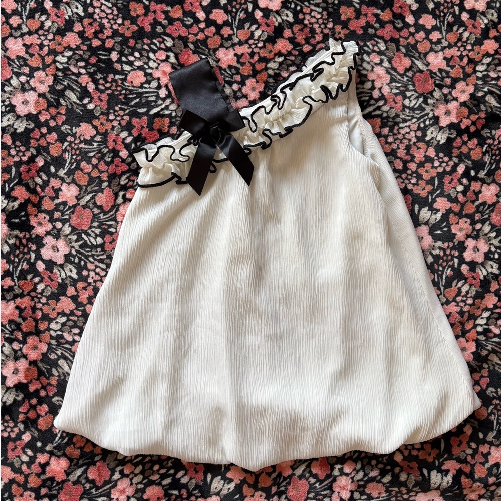 Elegant White Sleeveless Dress with Black Bow